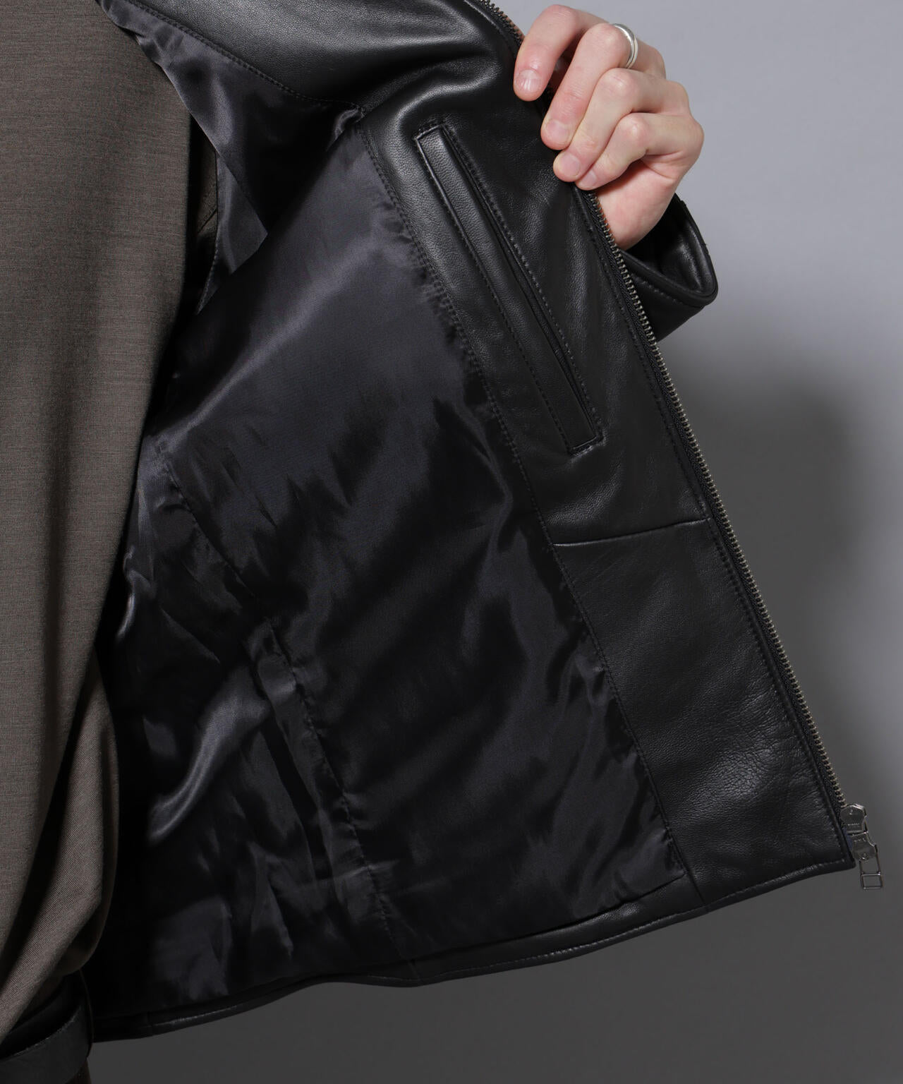 バンドカラーレザーシングルライダースジャケット